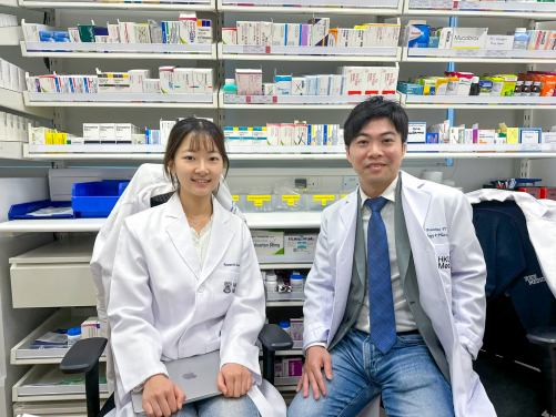 由黎子駿教授（右）領導的港大醫學院科研團隊透過跨專科合作，分析本港大數據揭示抗精神病藥物增罕見副作用風險。